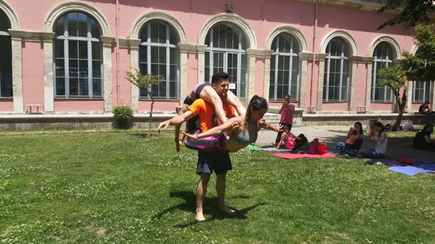 istanbul teknik üniversitesi (itü) mimarlik fakültesi avlusunda dünya yoga günü.jpg