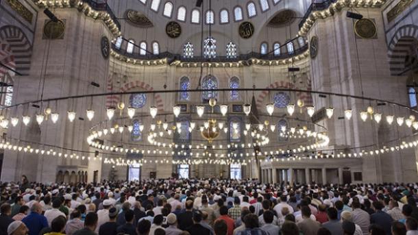 قايغۇرماسلىقىڭلار ئۈچۈن، ئاللاھ سىلەرگە غەم ئۈستىگە غەم بەردى