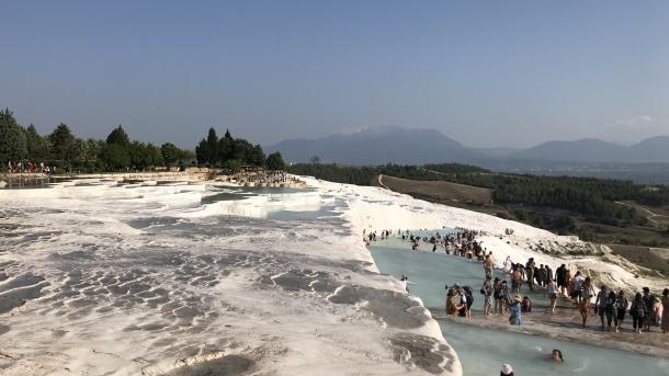 Pamukkale Türkiýäniň tebigy gözelliklere eýe bolan ýerlerinden biri