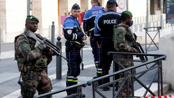 Attacco a Parigi ,sette persone ferite