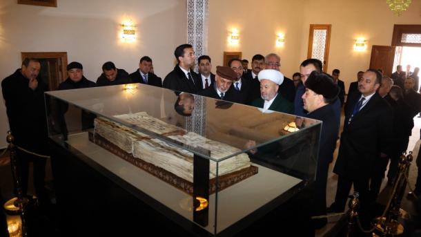 Ashraf G‘ani O‘zbekiston safarining yakunida Buxoroning qadimiy obidalari bilan tanishdi