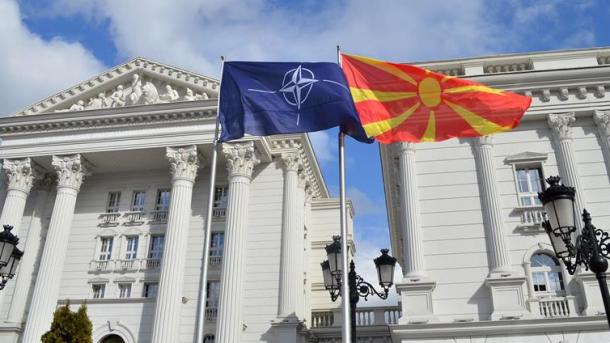 Ngrihet flamuri i NATO-s para ndërtesës së qeverisë në Shkup
