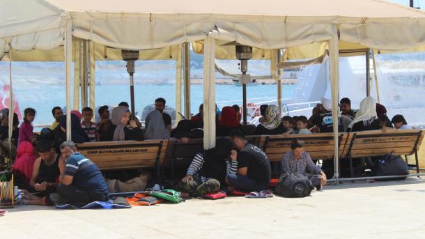 ayvalık- midilli adasına gitmeye çalışan suriyeli 60 kaçak yakalandı2.jpg