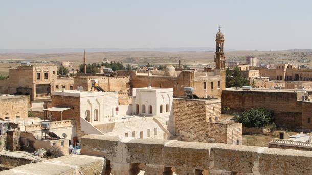مدرسة ابتدائية في قضاء ميدياط التابع لمحافظة ماردين تشبه الامم المتحدة