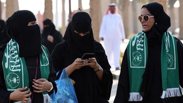 Companhias aéreas sauditas empregam mulheres como co-pilotas e aeromoças pela primeira vez