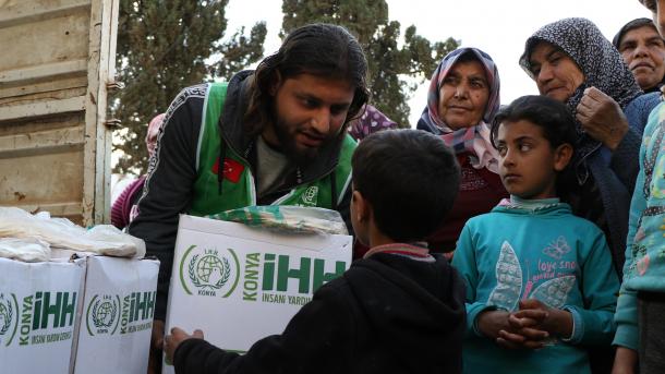 Ndihmat humanitare turke mbërritën në fshatin Kavkabah të Afrinit
