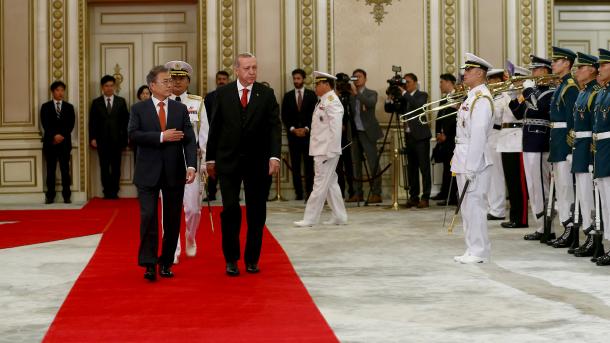 Presidenti Erdogan pritet me ceremoni të lartë zyrtare në Korenë e Jugut