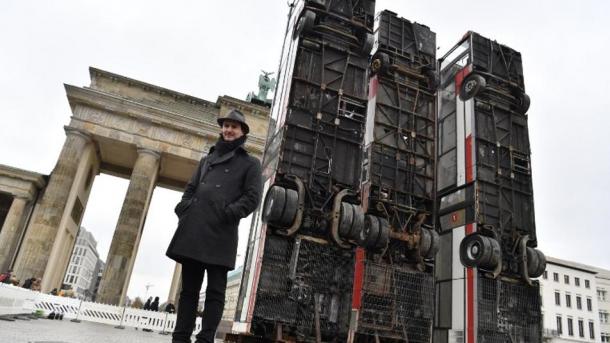 Seorang Seniman Suriah Menampilkan Monumen Aleppo di Berlin