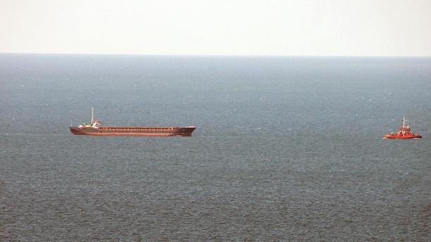 Versunkenes Frachtschiff in Libyen
