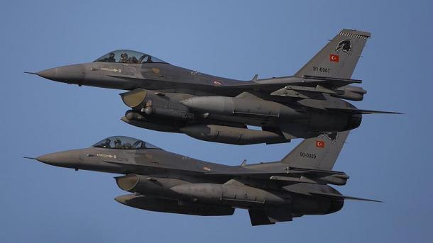 Avionët turq godasin vendstrehimet dhe depot e armëve të terroristëve