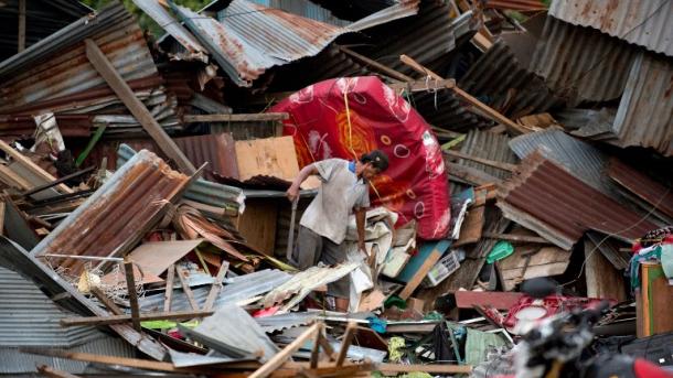 Arrin në 832 numri i viktimave të tërmetit dhe cunamit në Indonezi