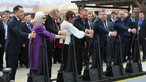 Inauguran el ferrocarril Bakú-Tiflis-Kars por cinco líderes mundiales