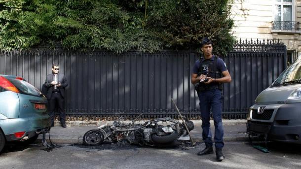 Francë – Një motoçikletë shpërthen përpara misionit ushtarak të Jordanisë në Paris