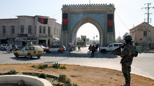 په کندهار کې پر پولیسو ډله ایز برید شوی