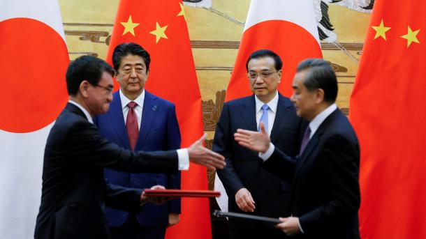 安倍晋三在北京与李克强举行会谈