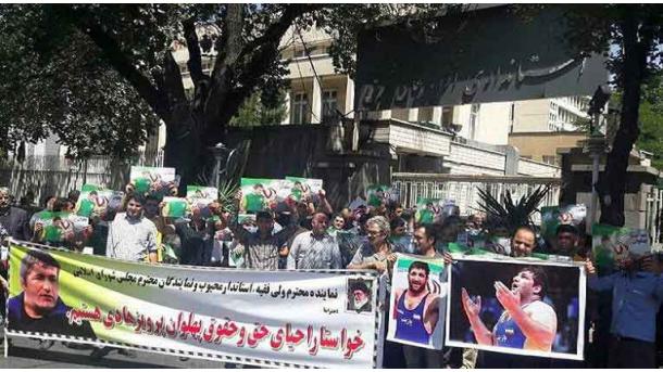 استقرار "تک تیراندازها" بر فراز بام شهرداری تبریز در خلال تجمع حمایت از "هادی"