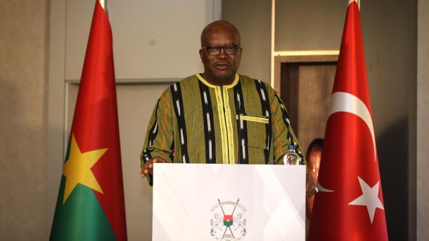 Presidenti i Burkina-Fasos mbërrin në Turqi për vizitën e parë historike