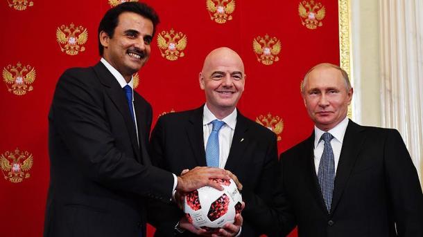 Rusia i dorëzon Katarit stafetën e Botërorit 2022 në futboll