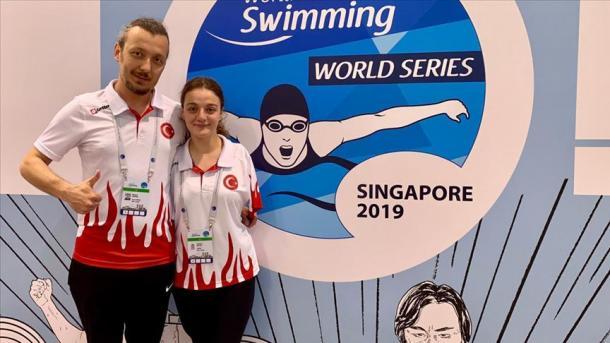 Nadador Paraolímpica Sümeyye Boyacı ganha medalha de ouro em Cingapura