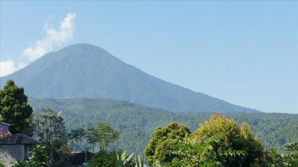 Gunung Agung di Bali Meletus