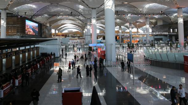 Bidiyo: Mawakin Amurka Robert Davi ya yabi filin jirgin saman Istanbul