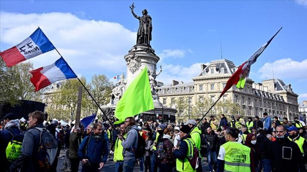Os coletes amarelos estão novamente nas ruas de toda a França