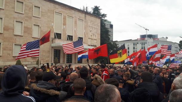 Arnavutluk_Tiran protesto_Yunanistanla kıta sahanlığı belirleme_02.jpg