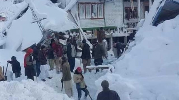 آزادکشمیر میں شدید برفباری کے دوران برفانی تودے گرنے سے 21 افراد جاں بحق