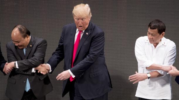 Trump Terkejut Seketika Pada Majlis Jabat Tangan Pembukaan KTT ASEAN