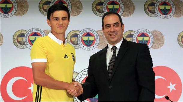 Futbollisti shkupjan Elmas nënshkruan me Fenerbahçe-në