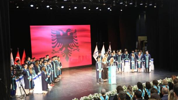 Në Shqipëri Fondacioni Turk “Maarif” diplomon studentët e universitetit të tij “New York Tirana”