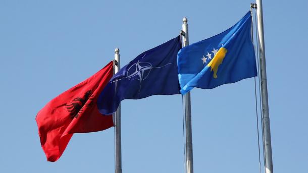 Arnavutluk-NATO-Kosova bayrakları.jpg