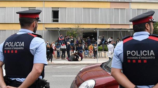 Policia spanjolle sekuestron kutitë dhe fletët e votimit të referendumit për pavarësi të Katalonjës