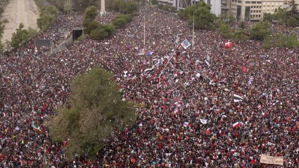 Miles de personas toman las calles en Chile durante la huelga general