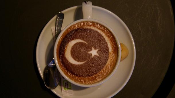 オランダ初・トルコ人が自撮りカプチーノ「セルフィチーノ」を販売