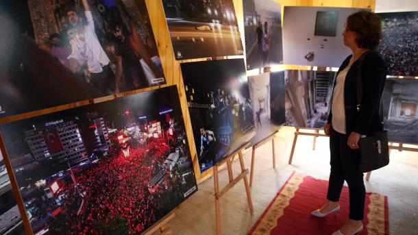 kosava'da darbe girişimi fotoğrafları sergisi.jpg