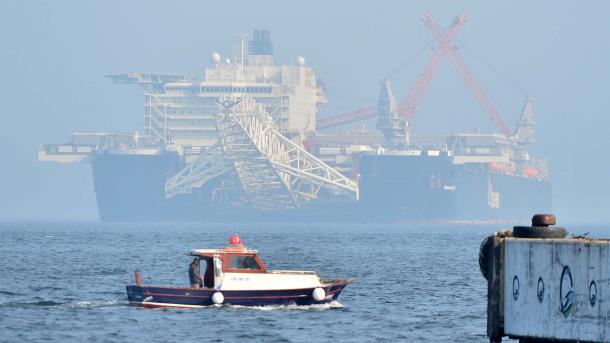 Pioneering Spirit : Πέρασε από την Ιστανμπούλ το μεγαλύτερο κατασκευαστικό σκάφος στον κόσμο
