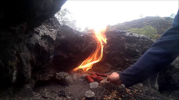 Yanartas - A pedra flamejante