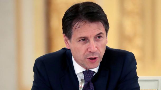 Il premier italiano Giuseppe Conte svolge una visita a sorpresa a Bengasi