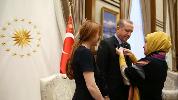 Lohan pritet nga Presidenti Erdoan dhe bashkëshortja e tij Emine Erdoan