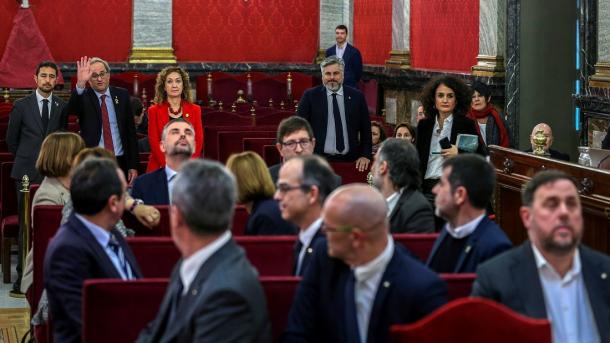 Espanha: líderes secessionistas catalães sentam-se no banco