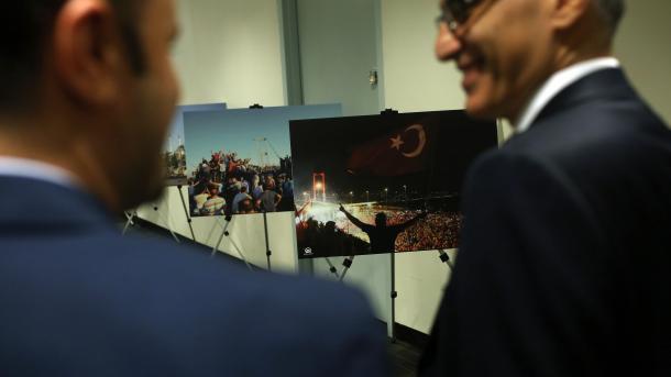 O mundo comemora o aniversário da tentativa fracassada de golpe na Turquia
