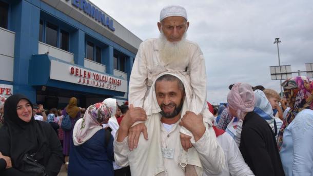 Ya dau surukinsa kan kafada don taya shi sauke farali