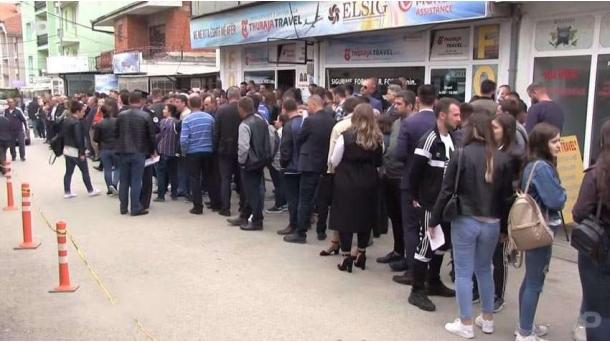 Kosovalı vatandaşları Schengen vize kuyruğunda.jpg