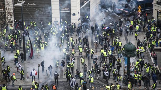 Se arrestan centenares de protestantes en la manifestación de chalecos amarillos en París