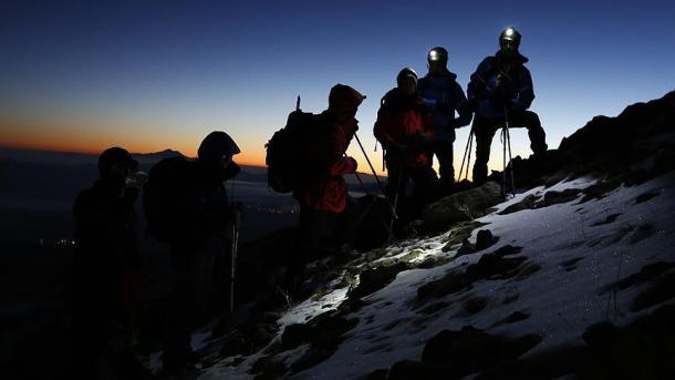 Pendaki Double Amputee Berjaya Mencapai Puncak Everest