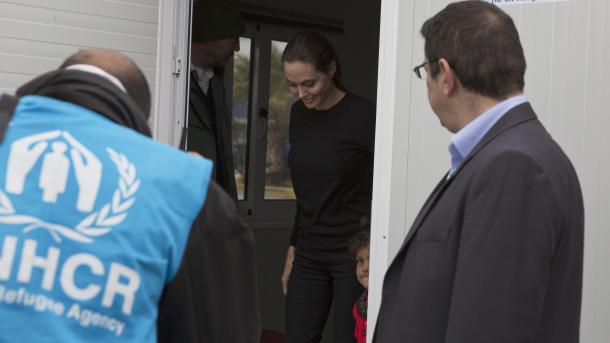 Angelina Jolie viziton kampet e refugjatëve në Greqi