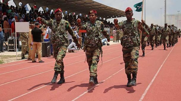 As Forças Armadas Turcas treinam soldados somalis