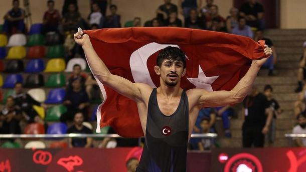 Erdogan félicite le jeune lutteur turc, médaillé d'or