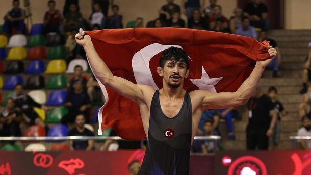 O atleta turco Kamal conquistou a medalha de ouro